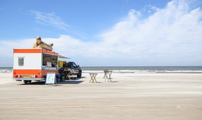 poelsevogn-am-strand-in-vejers-hotdogbude