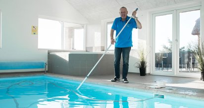 der-poolservice-kuemmert-sich-um-die-poolhygiene-im-ferienhaus-esmark