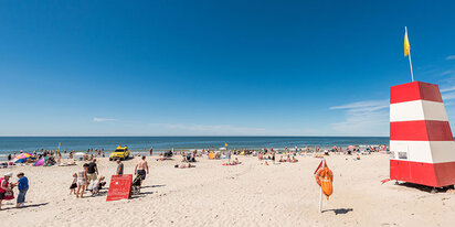 Strande med livreddere om sommeren