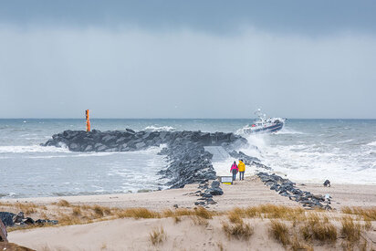 Stormfuldt hav ved molen i Hvide Sande