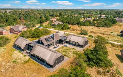 Luxusssommerhus med pool i Blåvand