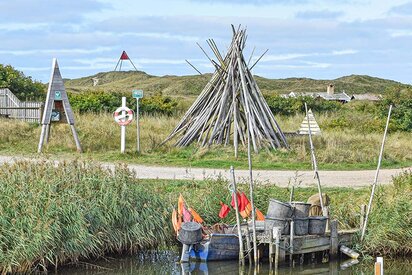 Vinterleje Havn mit dem Seezeichen in Haurvig im Hintergrund