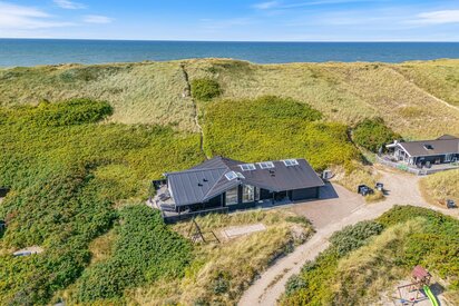 Moderne sommerhus med pool ved Vesterhavet i Vestjylland med opvarmet indendørs pool og stor terrasse
