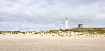 leuchtturm-blavand-vom-strand-aus