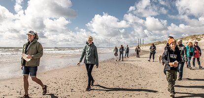 Gemeinsam muell am strand sammeln im urlaub