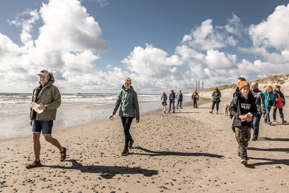 Gemeinsam muell am strand sammeln im urlaub