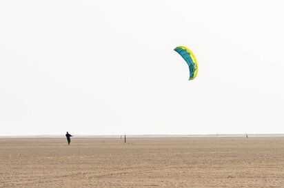 Schaue den Drachenfliegern am Strand zu, bei deiner Wandertour auf Römö