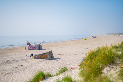 Maultier-Bunker am Strand von Blavand – Kunstwerk von Bill Woodrow, Atlantikwall