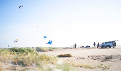 Drachensteigen am Strand auf der Insel Fanö