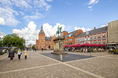 Marktplatz-Esbjerg-der-Torvet-mit-Statue-von-Christian-IX