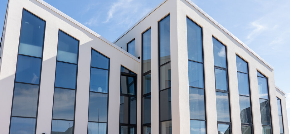 Esmark-Feriehusudlejning-Hvide-sande-kontor-baglandet-2025