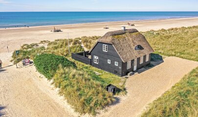 Ferienhaus mit Terrasse in Blavand im Sommer
