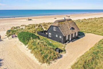 Ferienhaus mit Terrasse in Blavand im Sommer
