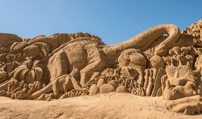 Die Skulpturen sind riesengross - hier zum Beispiel die Dinosaurier