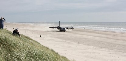 Flugzeug (Lockheed C-130 Hercules) Landung am Strand von Vejers, Dänemark