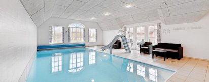 Stort-sommerhus-med-pool-til-mange-mennesker