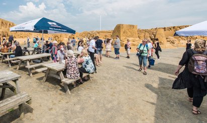 Besuche das Sandskulpturfestival und bring den picnickorb-mit