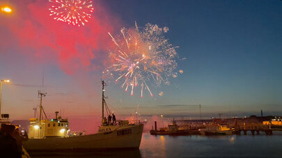 Silvester im Ferienhaus in Hvide Sande erleben und das Feuerwerk am Hafen sehen