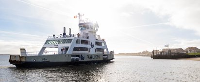 Die Fanøfähre legt im Nordby Hafen (auf Fanø) an