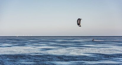 Kitesurfer på fjorden ved Bagges Dæmning