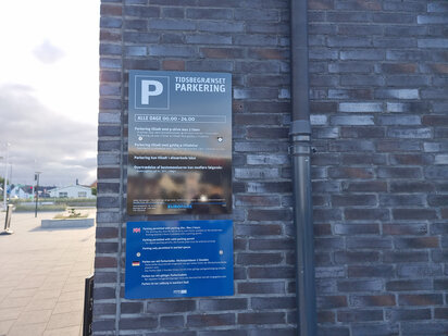 Symbolfoto eines Parkplatzschilds in Dänemark auf privatem Parkplatz