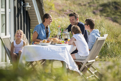 Frühstück auf der Terrasse am Ferienhaus