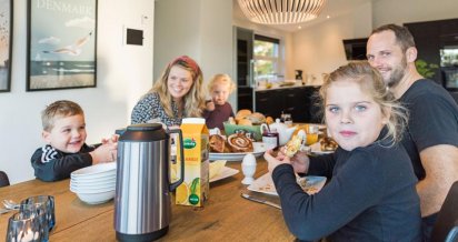 Dänisches Frühstück im Ferienhaus mit der Familie