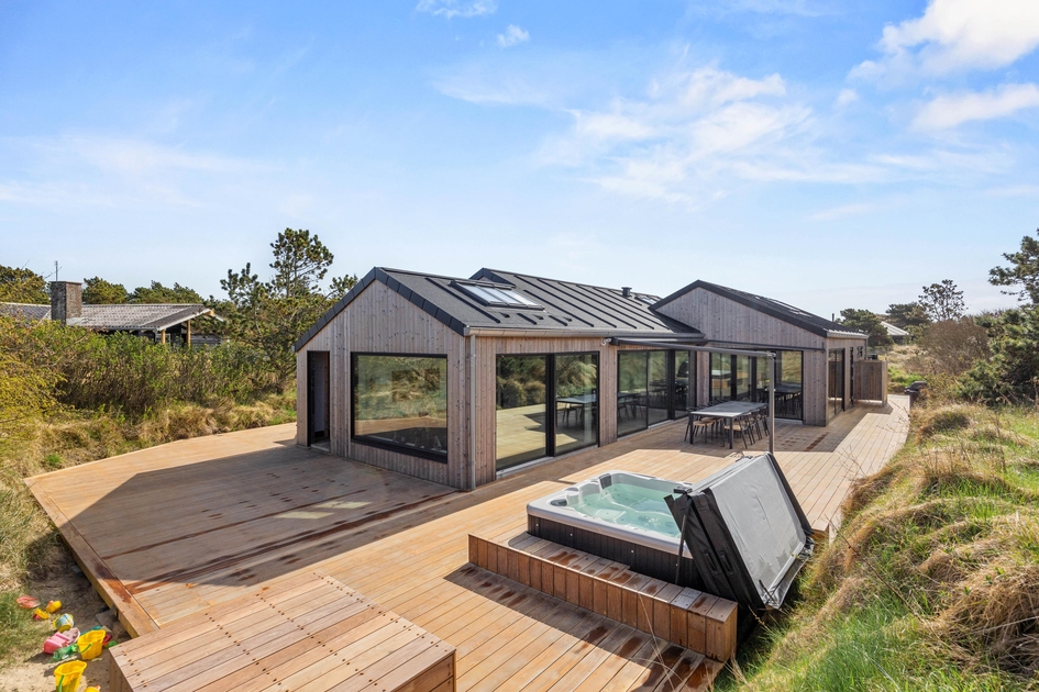 Modernes Ferienhaus mit Außenwhirlpool in Henne Strand - Henne Strand