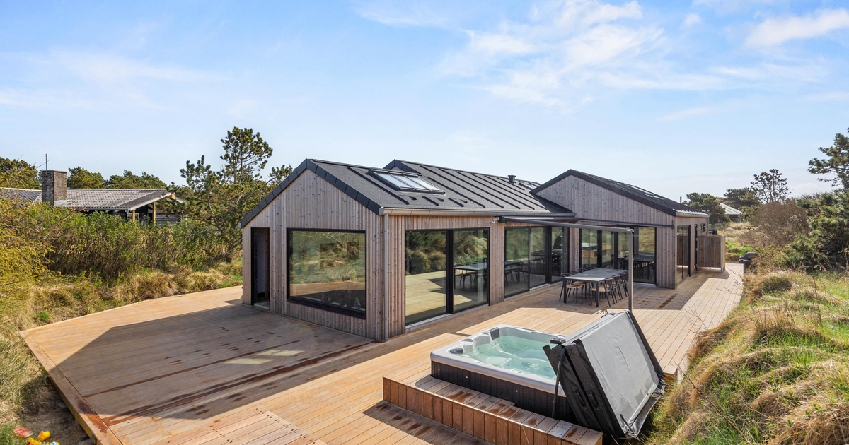 Modernes Ferienhaus mit Außenwhirlpool in Henne Strand - Henne Strand