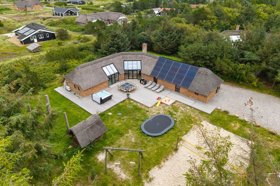 Modernes Ferienhaus mit Pool und Außenwhirlpool - Søndervig