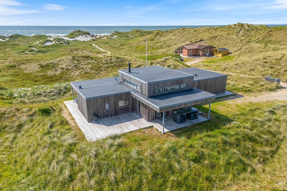 Sommerhus med fantastisk beliggenhed, sauna og havudsigt - Søndervig