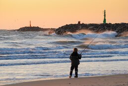 Anglerin am Strand von Hvide Sande